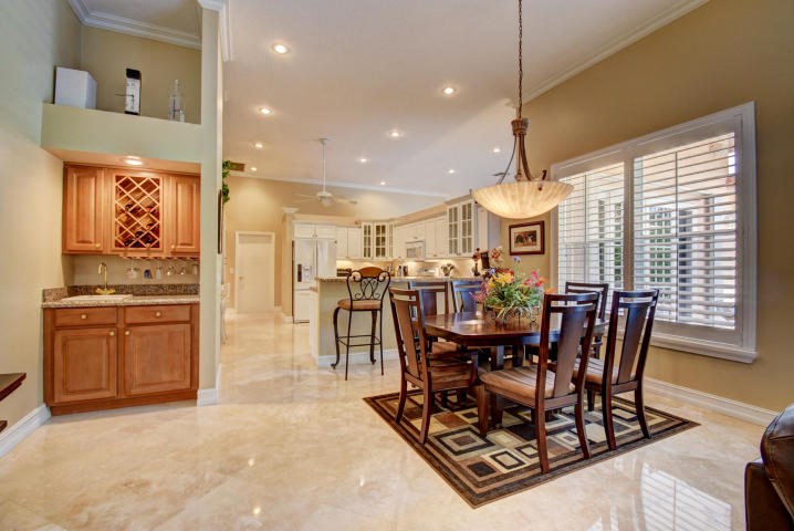 breakfast area + wet bar