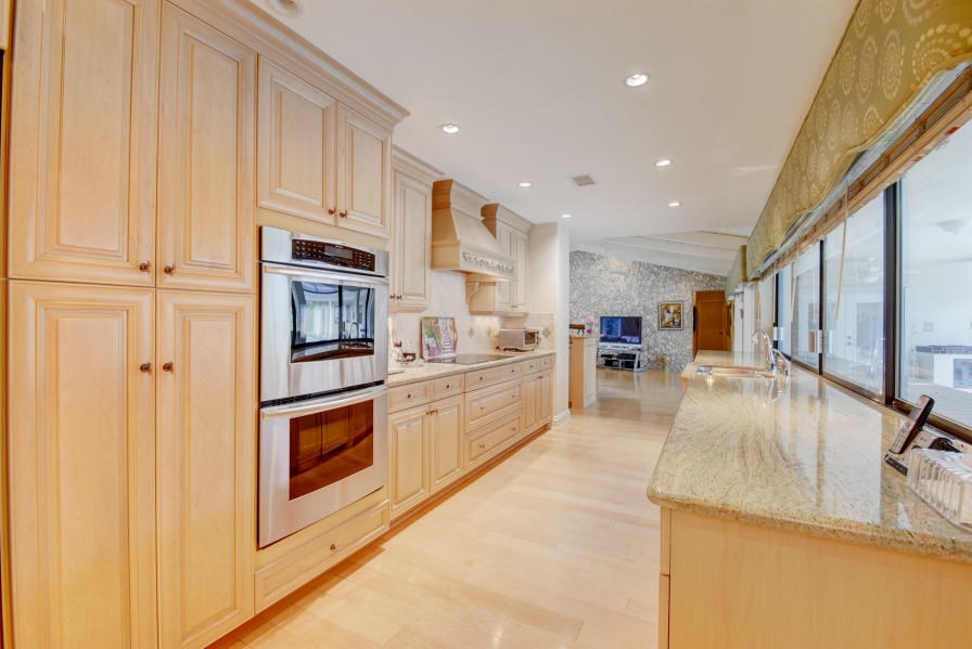 gourmet kitchen