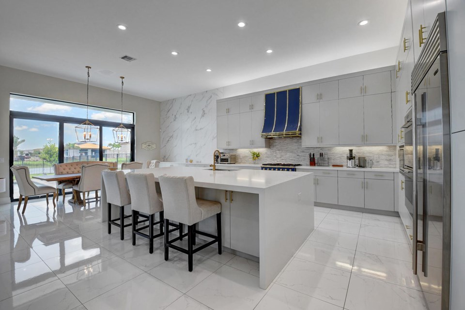gourmet kitchen / breakfast area